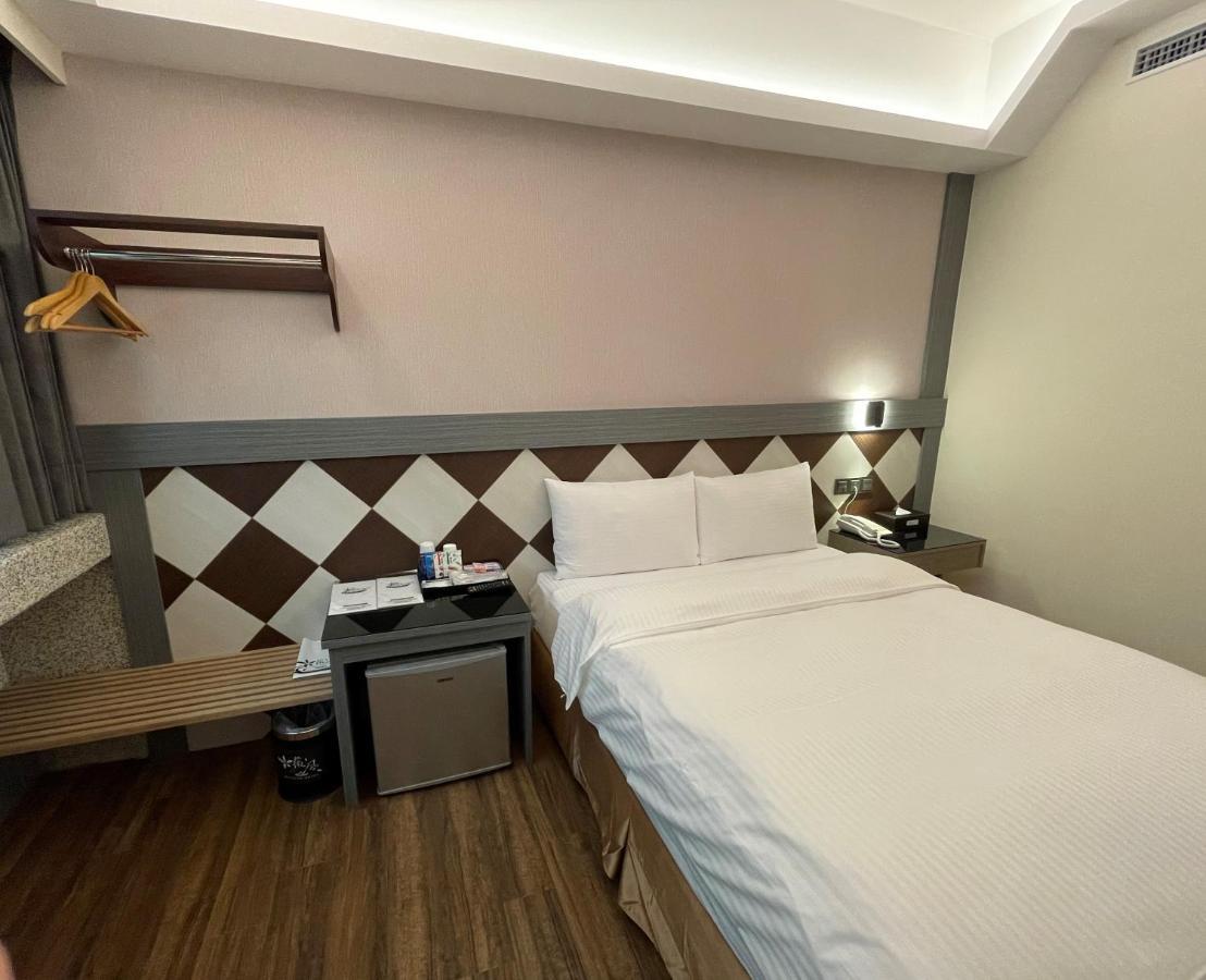 Weifeng Boutique Business Hotel - Zhanqian Branch Pingtung Экстерьер фото
